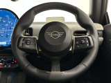 MINIのロゴが映える、シンプルでスタイリッシュなステアリング。
