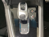 ハイブリッド専用セレクトレバーです。シフトチェンジを電子信号で送信するセレクトレバーを採用していますので、軽快でスマートな操作を楽しめます。