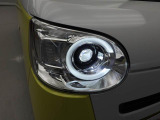 LEDヘッドランプ。白く明るい光でなおかつ低消費電力。クリアランスランプがスタイリッシュなラインを描きます。
