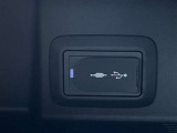 スマートフォンの接続や充電ができる便利な「USB入力端子」を装備しています。ドライブ中のバッテリー残量を気にせずスマホを充電できるほか、お気に入りの音楽を車内で楽しんだり、対応ナビと連携