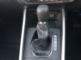 操作しやすいATシフトです。シフトチェンジを気にしなくてよいので運転だけに集中できますね。自然と手に届くところにある、手になじむ形状のシフトノブがいいですね。