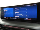 BMWカーブド・ディスプレイは、必要な情報をひと目で把握できるだけでなく、BMW iDriveの主要なインターフェイスとしてさまざまな機能の直観的な操作を可能にしています。