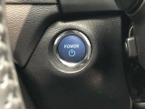 エンジンスタートスイッチです。キーが車内にあれば、エンジンの始動や停止はスイッチを押すだけ!キーを取り出す手間を省き、ワンプッシュで操作できるので簡単でスムーズです。