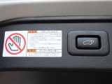 パワーバックドアを装備しています。バックドアを運転席からも開閉できます、便利ですよ。