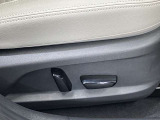 運転席は高級感あるパワーシート!女性の方でもスイッチひとつで簡単に調節できます!