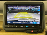 後退時に車両の後ろ側をモニター画面に表示します。車庫入れが苦手な人もこれで安心♪
