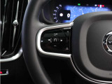 前方車を自動追従するアダプティブクルーズコントロールに加え、ステアリング操舵も行う進化型クルーズ『パイロットアシスト』を搭載。車体を車線内へと適正に維持しつつ先行車を忠実に追従します。