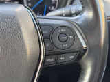 アダプティブクルーズコントロール機能付きです。走行中に先行車の様子を検知しながら、設定した車速の範囲内で先行車との距離のキープを支援します。詳細は販売店スタッフまでおたずねください。