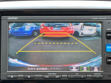 車庫入れ時に安心のバックカメラがついています。