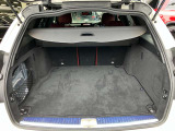 ゆったりとしたトランクルームでございます。たくさんのお荷物の車載が可能でございます。