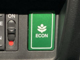【eコンスイッチ】低燃費運転をサポートするECONモード。スイッチをONすると、エンジンやトランスミッション、A/Cなどを協調制御し、燃費の向上に貢献。エコドライブの効果を高めます。