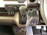 足元スッキリ、インパネシフトです。パーキングブレーキは電子制御パーキングブレーキタイプなので、運転席と助手席の間がスッキリしています。