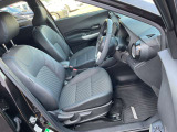 運転席まわりです。実際に座ってみて、乗り心地を体験してみてください,視界も良好です