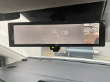 インテリジェントルームミラーです。人や物で視界が遮られてても、車体後部のカメラ映像に切り替えることにより、クリアな後方視界を実現しています。