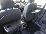 【後席用テーブル】ドリンクホルダーが付いた折りたたみ式のパーソナルテーブルです。運転席・助手席のシートバックに装備しているパーソナルテーブルです。