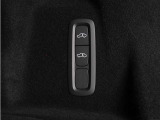オートレベライザーは走行中に車両のサスペンションと衝撃吸収特性を自動的に制御して、快適性と機能性を最適な状態に保ちます。荷積みや乗り降りをしやすくするために、手動で車高を調節することもできます。