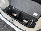 ラゲッジアンダースペースには車載工具やパンク修理キットが収納されています!