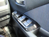 運転席ドアには各ウインドウの集中操作が可能となっています。