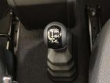 ジムニーは初代から一貫して前輪と後輪をシンプルな構造で直結するパートタイム4WDを採用しています。
