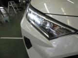 精悍な3灯式LEDランプ+LEDクリアランスランプ+LEDデイライト(オートレベリング機能付)