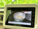 停車中にはテレビ番組などの映像を楽しめる画面を備え、休憩時間にも活用できます。見やすい位置にあり、車内で過ごすひとときの楽しみが広がる装備です。