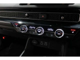運転席と助手席の温度設定の変更が可能な左右独立タイプのデュアルエアコンです♪♪♪暑がりな人・寒がりな人も誰もが車内を快適にお過ごしいただけます♪♪♪