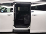 スライドドアの良いところは、乗り降りしやすく、隣の車両にドアをぶつける心配がないことですよね。両側電動スライドドアですから、運転席から開け閉めが操作できますよ。