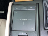 手元でナビゲーションなどの操作を可能にする「リモートタッチ」は、運転姿勢の変化を抑制し、スムーズな操作が可能です。