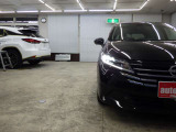 当店では専任のメカニックが大切なお客様のお車を一台一台丁寧に整備いたします。自社認証工場にてリフトアップし下回りまでキッチリ検査いたします。