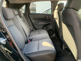フィットの後部座席です。車自体の高さはホンダ車の中では低めの車ですが座っても窮屈さは感じません!是非実際に乗りにいらしてください!