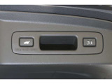 ☆電動リアゲート☆荷物で両手が塞がっていてもワンタッチボタンでリアテールゲートを自動で開閉できます。