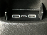 後部座席の方も使用しやすいよう、運転席と助手席の間に充電用USBジャックを2個装備!iPhoneはもちろん少しアンペアが高めのiPadも充電することが出来ます♪