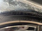 純正20インチアルミホイール。フロントは275/35R20