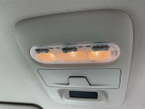 前席のルームランプです。マップランプも付いています。