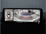 【360&deg;ビュー・モニター】専用カメラにより上から見下ろしたような視点で360度クルマの周囲を確認することができます。駐車が苦手な方でも縦列駐車や幅寄せ時に活躍してくれます。