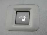 ワンタッチでバックドアが開閉。重たいバックドアも力いらずで開閉できる便利なパワーバックドア付きです!