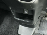 ◆センターロアボックス◆インパネ中央の下部には、ごみ箱としても使用する事ができるセンターロアボックスを装備しております。