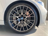 M2 Competition専用の純正19インチMライト・アロイ・ホイールを装着。コンパクトなボディに対して存在感のある足元を形成しています。