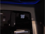 【スタートボタン】リモコンキーを持っているだけで起動可能なスタートボタン。オートスタート/ストップ機能も装備しており燃料消費量の軽減に貢献します。