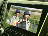 画面にはテレビ映像が表示され、停車中に映像を視聴して過ごせます。画面下にはオーディオやメニューのボタンも並び、停車時に使いたい機能を確認しやすい配置です。