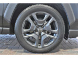 純正19インチアルミ、タイヤサイズは235/55R19です。