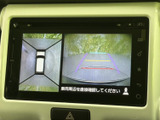 駐車時の安全性を高めるバックモニター。ガイドライン表示で、狭い場所でもスムーズな駐車をサポートします。後方確認の負担を軽減します。