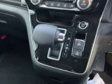 シフトレバーは簡単操作で運転もしやすくなっております!!
