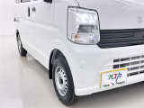 明るいライトが夜道を明るく照らしてくれます。 運転する上で、道路状況をいかに早く認識できるか重要なポイントです。 白色光が暗い道も明るく照らしてくれますよ。