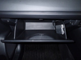 大型のグローBOXが装備されています。よく使うアイテムの収納に便利です、欲しい時にすぐに取り出せます♪
