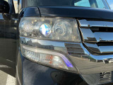 【LED・HIDヘッドライト】 ハロゲンヘッドライトに比べて大光量で、遠方視認性を向上させてくれる為、悪天候や夜間の運転をより安全にサポートしてくれます