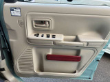 運転席ドア内側にはパワーウインドウとドアミラーの操作スイッチがございます。