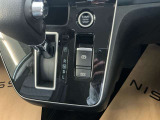 電動パーキングブレーキは、従来の足踏み式に比べ、しっかりと車をホールドしてくれるので安心です。女性の方には特に安心いただける装備です