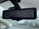 車両後方のカメラ映像を映し出し、車内の状況や、天候などに影響されずいつでもクリアな後方視界が得られるインテリジェントル-ムミラ-が装備されております。