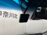 ドライブレコーダーを装備!走行中の映像を記録し、万が一の事故やトラブルの際にも状況確認に役立ちます。毎日の通勤から長距離ドライブまで、安心感を高めてくれる今や欠かせない人気の装備です。